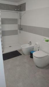 a bathroom with a toilet and a tub and a bidet at LOFT Surf & Playa El Medano con WIFI Luminoso Ideal con Mascotas in El Médano