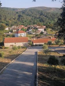 droga prowadząca do małego miasteczka z domami w obiekcie ROSAS DA GRANJA - CASA DE CAMPO w mieście Granja