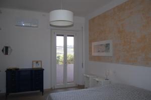 een witte slaapkamer met een bed en een raam bij Appartamento di charme a Polverigi, Marche in Polverigi