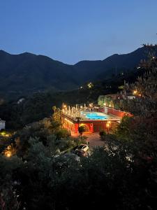 una casa con piscina por la noche en Agriturismo A casa di Anna, en Pellezzano