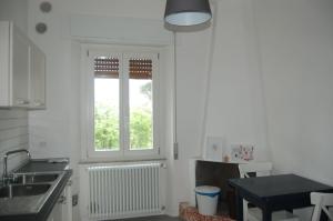 een keuken met een wastafel en een raam bij Appartamento di charme a Polverigi, Marche in Polverigi