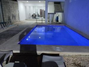 ein großer blauer Pool in einem Haus in der Unterkunft Casa vacacional Estrella in Cozumel