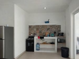 eine Küche mit Herd und Kühlschrank in der Unterkunft Casa vacacional Estrella in Cozumel + 4 Fotos