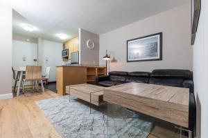 un soggiorno con divano e tavolo di Awesome 2 Bedroom Apartment in NYC a New York