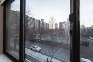 una finestra con vista su un'auto parcheggiata in strada di Awesome 2 Bedroom Apartment in NYC a New York