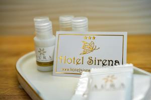 Chứng chỉ, giải thưởng, bảng hiệu hoặc các tài liệu khác trưng bày tại Sirena Suite Deluxe