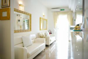 Khu vực ghế ngồi tại Sirena Suite Deluxe