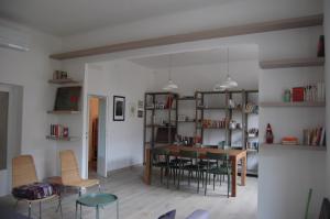 een woonkamer met een eettafel en stoelen bij Appartamento di charme a Polverigi, Marche in Polverigi