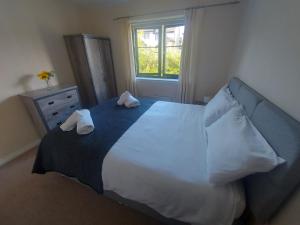 1 dormitorio con 1 cama grande y 2 almohadas en The Mews, en Inverness