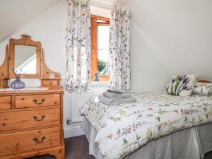 1 dormitorio con 1 cama, vestidor y ventana en Foxes Earth en Salisbury
