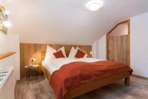 a bedroom with a large bed in a room at Simonegg in Schladming