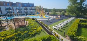 park ze zjeżdżalnią i placem zabaw w obiekcie Bel Mare Patio B217 w mieście Międzyzdroje