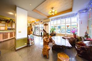 a living room with couches and a table at 花蓮市區新格大飯店-部分房型 保證車位 Hualien Synco Hotel in Hualien City