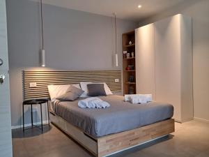 1 dormitorio con 1 cama con 2 toallas en Porta San Paolo House, en Castelbuono