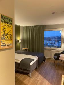 Habitación de hotel con cama y ventana en Hotell Nyboholm en Ulricehamn