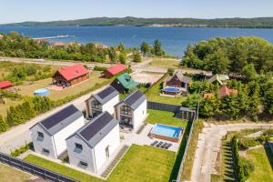 una vista aérea de una casa con un lago en SpaceroVa, en Nadole