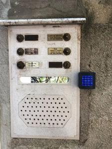 stare pudełko elektryczne na boku ulicy w obiekcie The Zen House Apartment w Wenecji