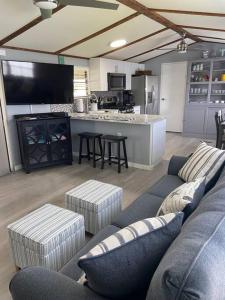 sala de estar con sofá y cocina en Moonlite Retreat- Waterfront home in Welaka, Florida en Welaka