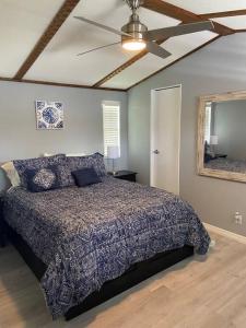 1 dormitorio con 1 cama y ventilador de techo en Moonlite Retreat- Waterfront home in Welaka, Florida en Welaka