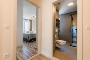Il comprend une chambre et une salle de bains pourvue de toilettes. dans l'établissement Apartman Vista Metković, à Metković