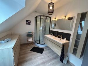 uma casa de banho com uma cabina de duche em vidro e um lavatório. em Chambre mont saint Michel em Huisnes-sur-Mer
