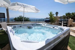 Bazén v ubytovaní Votsalakia Hotel & Luxury Apartments alebo v jeho blízkosti