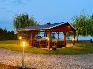 einen Pavillon mit Tischen und Lichtern auf dem Rasen in der Unterkunft Panorama Garden Pasohlavky in Pasohlávky