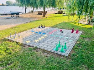 um jogo de xadrez num tabuleiro num parque em Panorama Garden Pasohlavky em Pasohlávky