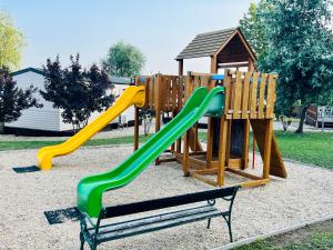 einen Spielplatz mit Rutsche in einem Park in der Unterkunft Panorama Garden Pasohlavky in Pasohlávky