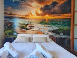 ein Schlafzimmer mit einem Gemälde des Ozeans in der Unterkunft Desconectaengalicia Adosado Vichona a 2,5 km del centro de Sanxenxo in Sanxenxo
