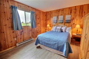 Säng eller sängar i ett rum på Cavendish Bosom Buddies Cottage Resort