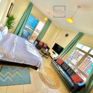 a bedroom with a bed and a couch in a room at بِيُوتات الرفآه - ستوديو بإطلالة بحرية in King Abdullah Economic City
