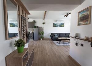 een woonkamer met een bank en een tafel bij Lynx and Fox apartment in Delnice
