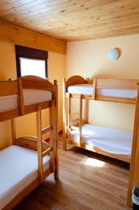 Uma ou mais camas em beliche em um quarto em Albergue El Pajar de Agés - Exclusivo para peregrinos - Exclusive for pilgrims