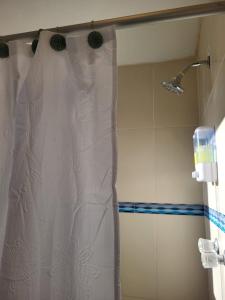 y baño con ducha y cortina de ducha. en Vértigo Valle Sagrado, en Urubamba