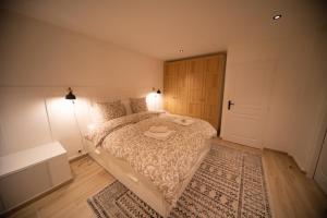 een slaapkamer met een groot bed en een tapijt bij Appartement avec jardin in Pacy-sur-Eure