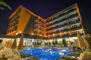 a hotel with a swimming pool with chairs and umbrellas at Arsi Hotel in Alanya