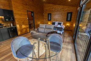 sala de estar con cama y sofá en Cabañas Villa Labrador con costa de lago en San Carlos de Bariloche