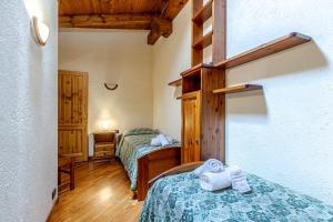 - une chambre avec 2 lits et des serviettes dans l'établissement La Leitery du Mont Blanc 2, à Courmayeur