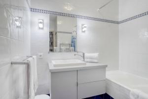Koupelna v ubytování Roc Hotel - Hôtel 4 étoiles les pieds dans l'eau