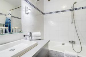 Koupelna v ubytování Roc Hotel - Hôtel 4 étoiles les pieds dans l'eau