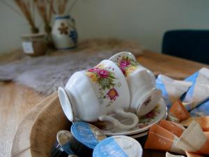 een theepot op een bord op een tafel bij Bed & Breakfast Udens Buiten in Veghel