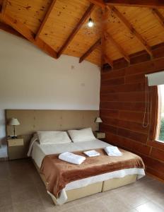 1 dormitorio con 1 cama con 2 toallas en El Hierro Apart en Villa Ciudad Parque