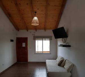 sala de estar con sofá y ventana en El Hierro Apart en Villa Ciudad Parque