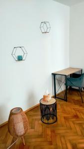 Pokój z biurkiem, stołem i krzesłem w obiekcie Apart Relax Turda w mieście Turda
