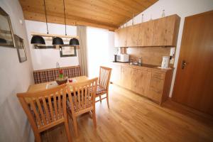 kuchnia i jadalnia ze stołem i krzesłami w obiekcie Apartment Krabacher w mieście Seefeld in Tirol