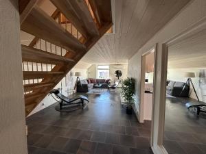 uma grande sala de estar com um sofá e uma mesa em Kirkegata 7 em Sarpsborg