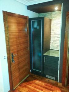 ein Badezimmer mit einer Holztür und einer Theke in der Unterkunft Apartamento Galería Gijón in Gijón