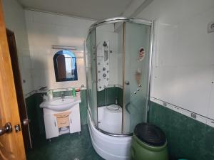 A Cozy Studio Apartment 10 mins to Bole Int'l Airport في أديس أبابا: حمام مع دش ومرحاض ومغسلة