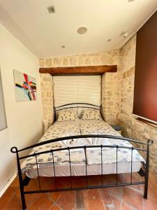 En eller flere senge i et værelse på Sweet suite Kaštel Old town